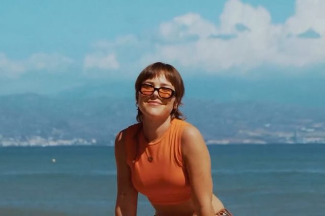Nueva campaña para @ttorremolinos 

Hubo una palabra que se repitió durante todo el rodaje: libertad.

Y es que si hay algo que define a Torremolinos es precisamente eso. La libertad de ser, de llegar, de quedarse y de vivir como cada uno quiere vivir.

Desde el principio tuvimos claro que no queríamos hacer un vídeo institucional al uso. Queríamos mirar, escuchar y dejar que la ciudad se contara a sí misma a través de quienes la viven cada día.

Este proyecto nace de ahí: de historias reales, momentos cotidianos y personas muy distintas compartiendo un mismo lugar.

Realización: @jorgemayorga_ 
Jefe de producción: @4rturofuentes 
Ayudante de realización: @manurosaleny 
DOP: @pablo.pecino 
Casting y estilismo: @paus.vo 
MUAH: @theluluperez 
Auxiliar de producción: @maroma_films 

Agradecimientos:
@chiringuitolosleones 
@pezespadahotel 
@studioclubofficial 
@bodegaguerola 

Y, por último, gracias a los verdaderos protagonistas de este vídeo. Sin ellos nada de esto habría sido posible:
a @carmenbalbuhere, que nos sorprendió con un sentido de la responsabilidad impropio de su edad;
a @almadesoul90, por compartir su historia;
a @borja.cortes, por regalarnos su arte;
y a @carrete_de_malaga, porque cada frase que decía era, literalmente, una lección de sabiduría.

#Torremolinos #tremendotorremolinos